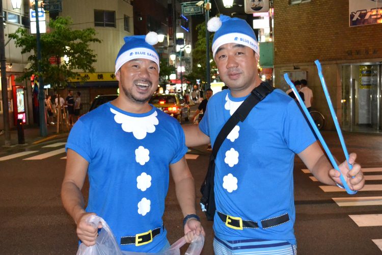 新宿二丁目のゴミ問題に”青いサンタ”が立ち上がる！？「二丁目海さくら」がスタート